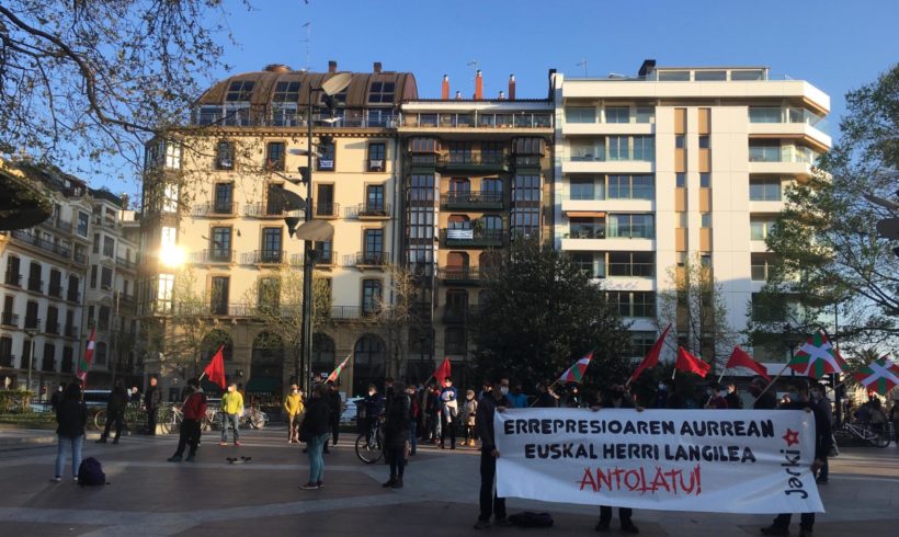 JARKI-k Donostiako dinamika lokalari amaiera emateko kontzentrazioa burutu eta irakurketa plazaratu ditu.