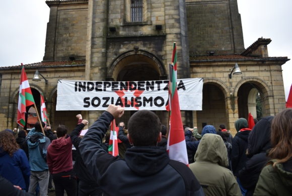 JARKI-k konstituzioaren aurkako manifestazioko amaiera ekitaldian irakurritako agiria