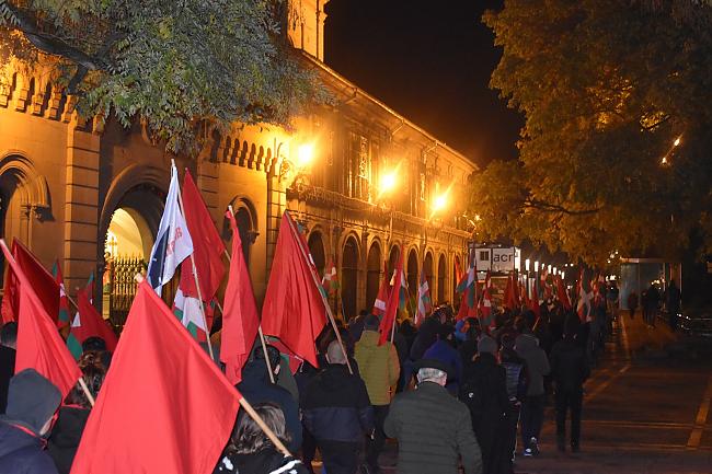 JARKI antolakunde iraultzaileak manifestazioa burutu du Iruñeko kaleetan zehar Espainiar konstituzio egunean